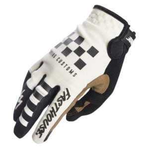 Speed Style Hot Wheels - White/Black